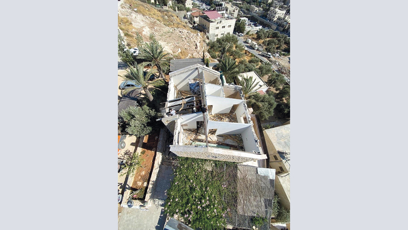 منزل المقدسي نهاد شقيرات أثناء عملية هدمه ذاتياً. من المصدر