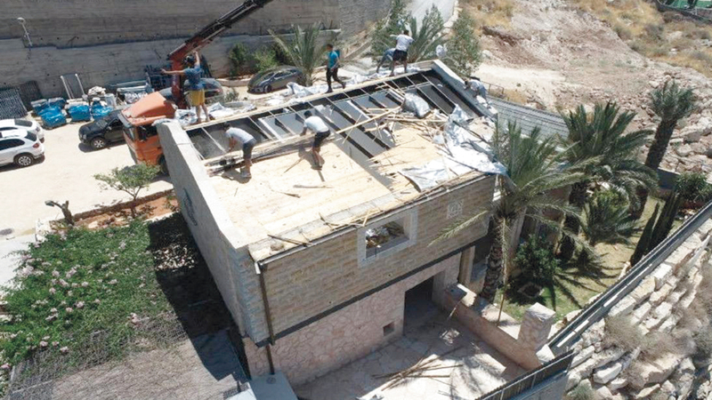 عائلة نهاد شقيرات أجبرها الاحتلال على هدم منزلها. من المصدر