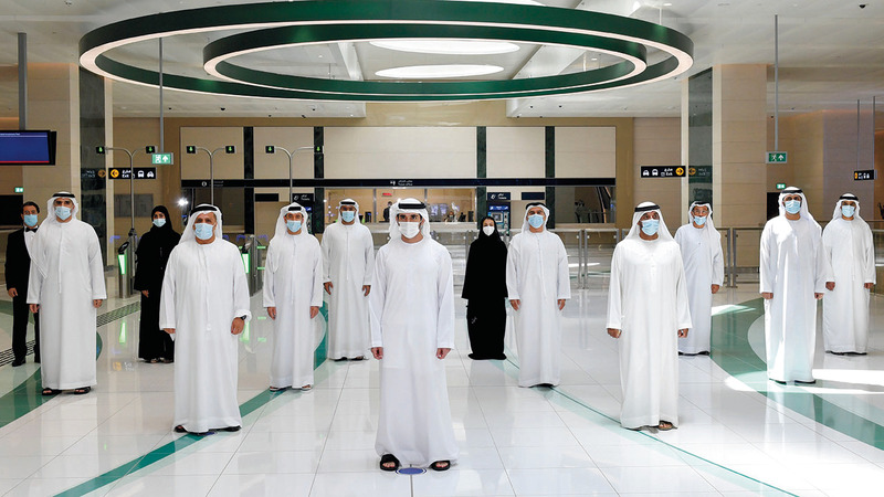 حمدان بن محمد التقى عدداً من المهندسين والمهندسات الذين أشرفوا على تنفيذ مسار 2020. من المصدر