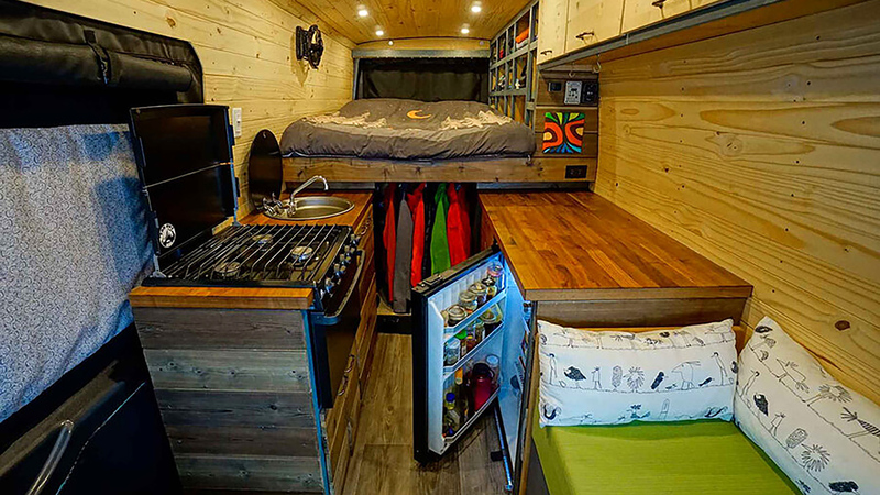 العيش داخل سيارة مجهزة كمنزل اتجاه مطرد النمو. من المصدر