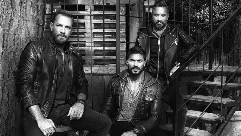 الممثلون الثلاثة يقدمون أدواراً وشخصيات مختلفة في كل حلقة.  من المصدر