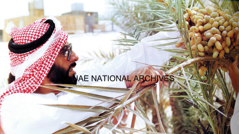 الشيخ زايد بن سلطان آل نهيان يبدي اهتماماً ومعرفة بالزراعة «ليوا - 24 يوليو 1979».    الأرشيف الوطني