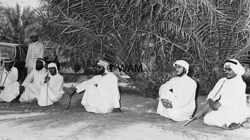الشيخ زايد بن سلطان آل نهيان أثناء جولته في المنطقة الغربية «أغسطس 1986».    الأرشيف الوطني