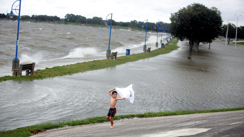 طفل استغل هبوب الرياح وخرج ليمرح في الطقس البارد. رويترز