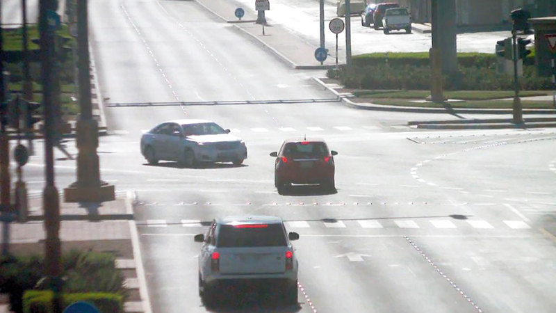 عقوبات قانون السير والمرور الاتحادي تسري على المخالفات في أبوظبي.  من المصدر