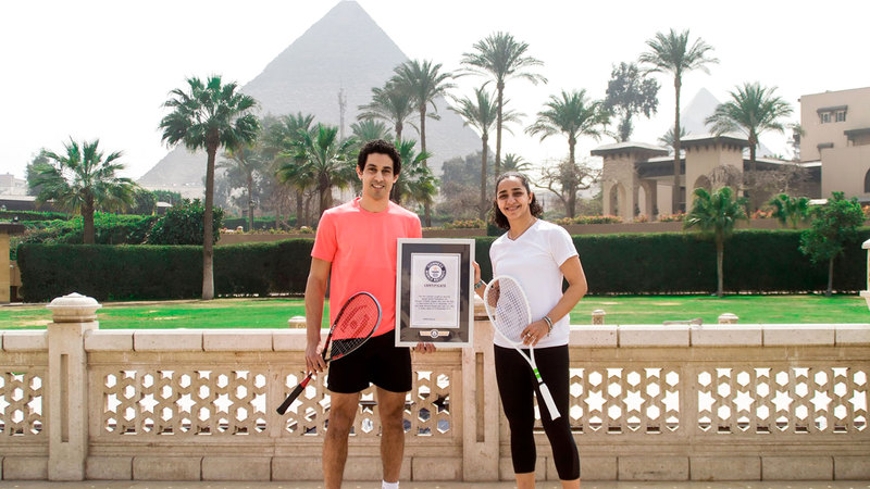 تصدّر المصريان طارق مؤمن ورنيم الوليلي الصفحة الأولى عن إنجازهما كأول زوجين يحققان بطولة العالم للأسكواش في تاريخ اللعبة.  الإمارات اليوم
