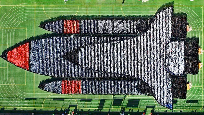 أكبر صورة لصاروخ فضائي يشكله بشر أنجزته المدرسة الهندية الدولية في الشارقة.الإمارات اليوم