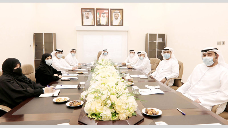 لؤي علاي في اجتماع سابق لمجلس إدارة خورفكان للمعاقين. من المصدر