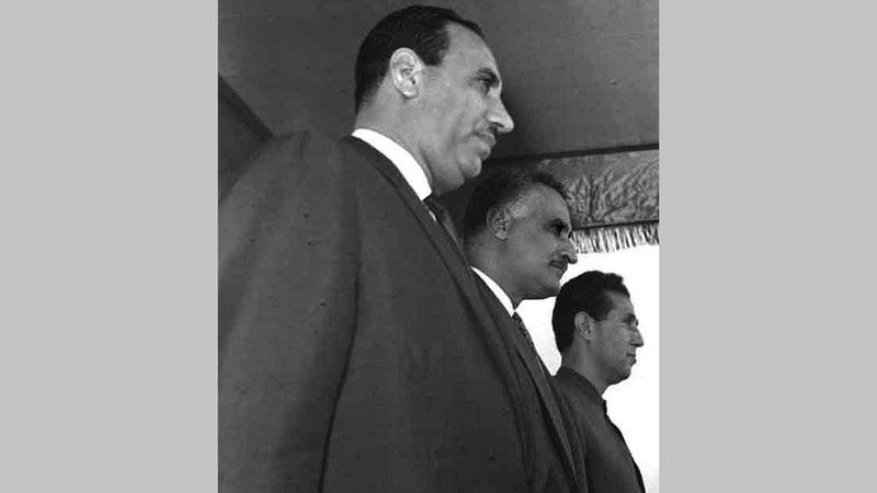 عبدالسلام عارف (الأول من اليسار) أحب عبدالناصر بشدة.  أرشيفية