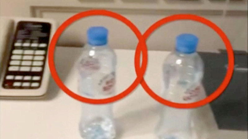 زجاجتا مياه استخدمتا لتسميم نافالني في غرفته بالفندق. ■ رويترز