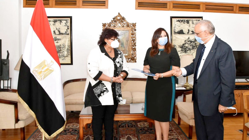 وزيرة الثقافة المصرية إيناس عبدالدايم مرحبة بحفيدة عارف رشا غنيم.  من المصدر