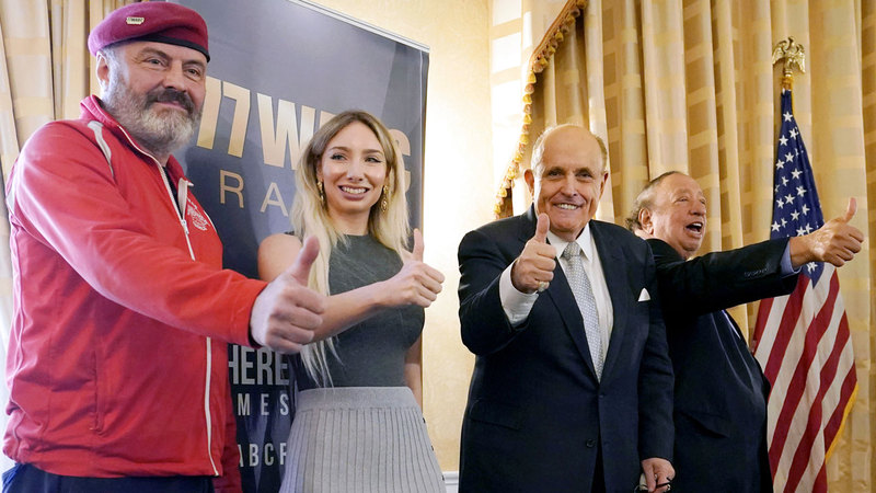 (من اليسار) المرشح لمنصب عمدة نيويورك كورتس شليوا، ورئيسة فرع الحزب الجمهوري في مانهاتن أندريا كاستيماتيدس، وعمدة نيويورك السابق رودي جولياني، ورجل الأعمال جون كاستيماتيدس، خلال المؤتمر الصحافي.  أ.ب