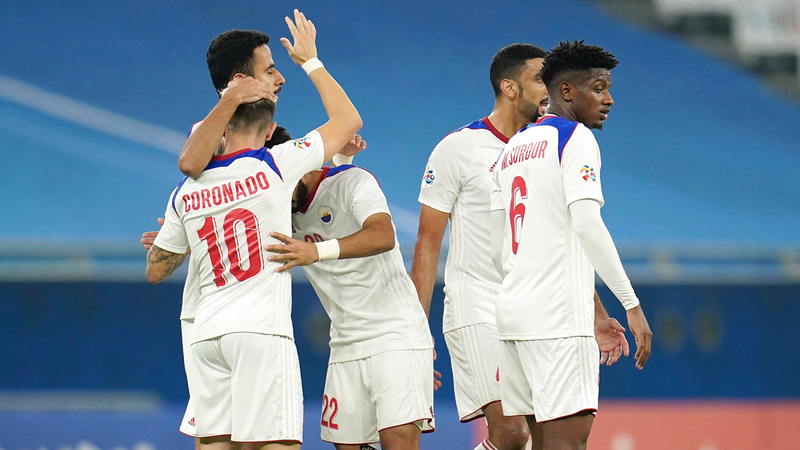 لاعبو الشارقة يحتفلون بالفوز على الدحيل وإحياء آمالهم في التأهل.  من المصدر