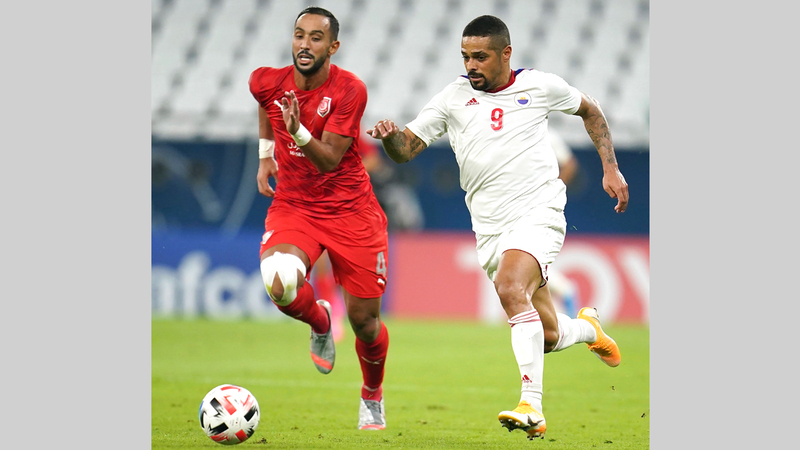 سواريز في حوار مع المدافع المغربي مهدي بن عطية.  من المصدر