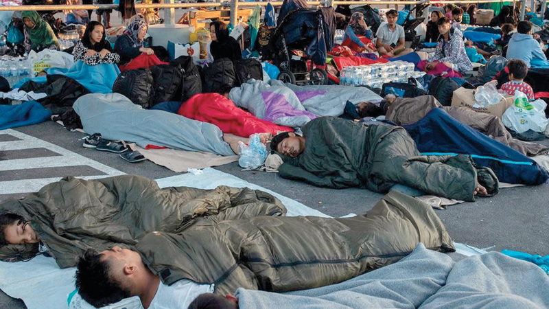 اللاجئون ينامون في شوارع جزيرة ليسبوس بعد حرق المخيمات التي كانوا يعيشون فيها. أرشيفية