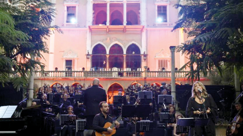 شارك في الحفلة نحو 250 منشداً من جميع المناطق اللبنانية.. رافقتهم أوركسترا الحجرة التي ضمت 30 موسيقياً. رويترز