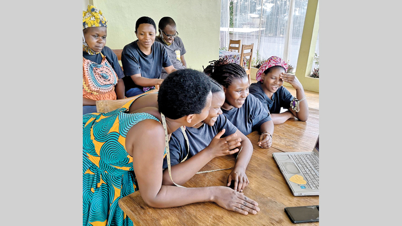 جليسات أطفال من رواندا يلعبن ويغنين مع أطفال يابانيين.  من المصدر