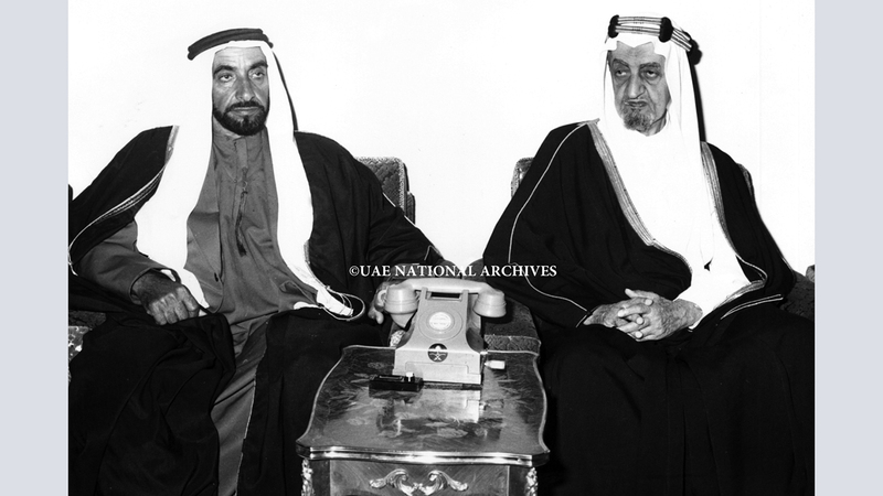 الشيخ زايد بن سلطان آل نهيان والملك فيصل بن عبدالعزيز آل سعود بعد أن شهدا حفل تخريج الدفعة الرابعة من المعهد الفني للطيران - الظهران في الرابع من ديسمبر 1974. الأرشيف الوطني