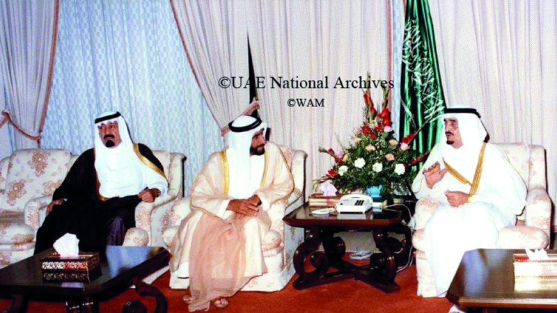 الشيخ زايد بن سلطان آل نهيان مع الملك فهد بن عبدالعزيز آل سعود والأمير عبدالله بن عبدالعزيز آل سعود أثناء زيارته للمملكة في بداية أزمة الكويت في الثاني من سبتمبر 1990.  الأرشيف الوطني