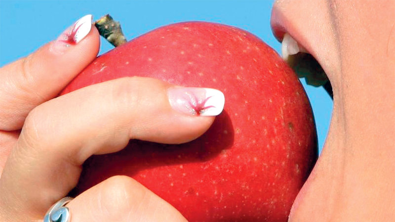 أطباء الأسنان ينصحون بتناول الأطعمة التي لا تلتصق بالأسنان. - د.ب.أ