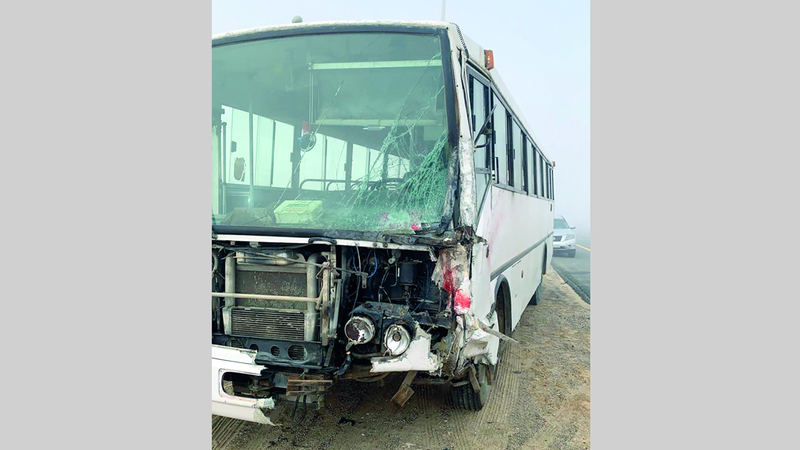 حادث بين مركبتين وقع أخيراً في أبوظبي بسبب الضباب.  من المصدر