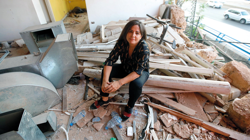 جيزيل حسون وسط حطام حانة «مدام أم» في منطقة الجميزة.  أ.ف.ب