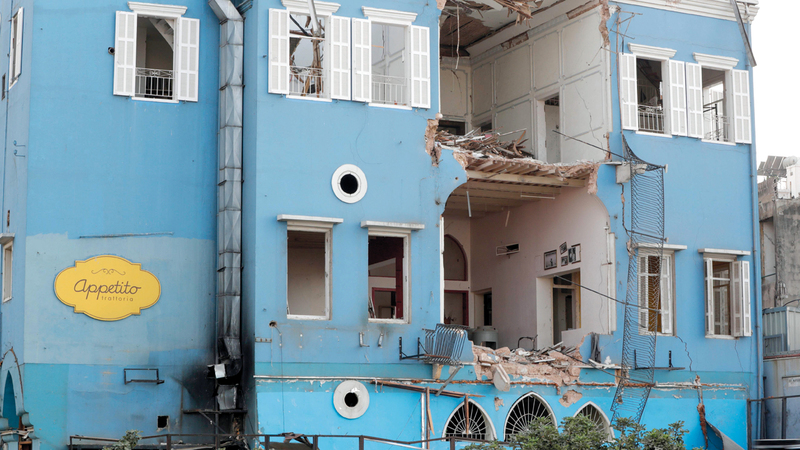 المبنى الأثري الأزرق الشهير بمنطقة الجميزة في بيروت الذي تضرر جراء الانفجار.  أ.ف.ب