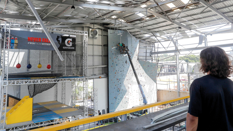 متطوعون حضروا للمساعدة في بناء ما تهدم جراء الانفجار.  أ.ف.ب