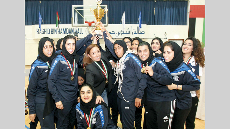 السورية هلا شحادة تتوسط سيدات النصر بعد الفوز بإحدى البطولات. ■ من المصدر