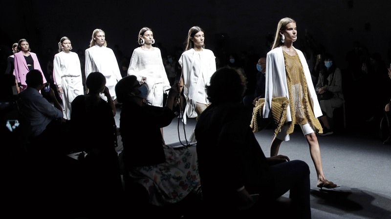 دور الأزياء ستستخدم مختلف الوسائل التواصلية لبث عروضها من مواقع إلكترونية وقنوات «يوتيوب» وشبكات تواصل اجتماعي. رويترز