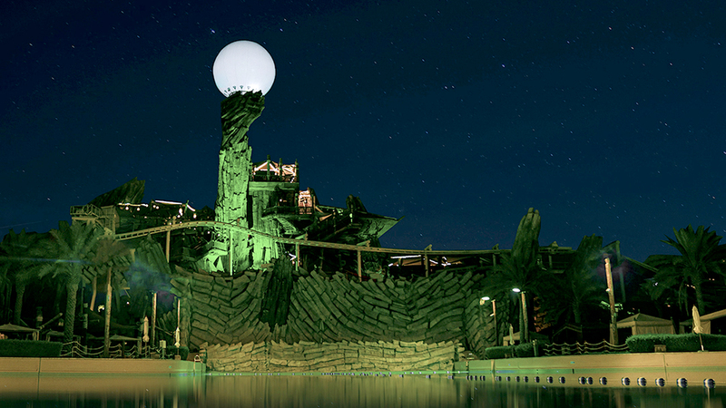 استمتع زوار جزيرة ياس بمشهد إضاءة واجهة «عالم فيراري» و«أفعوانية طيران الأبطال». من المصدر