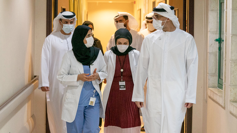 خالد بن محمد بن زايد خلال تفقده إجراءات اليوم الأول من عملية إعطاء اللقاح. وام