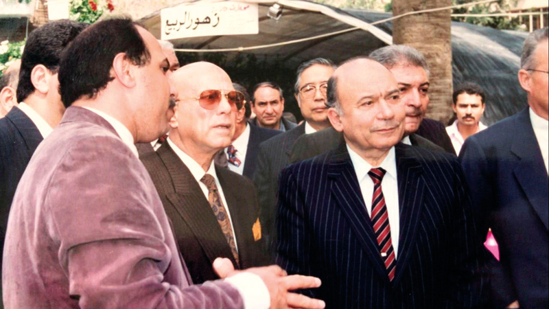 والي (الأول من اليمين) علم بوجود المبيدات المسرطنة وأعادها إلى المصدر.  أرشيفية