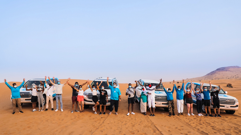 مجموعة من السيّاح وهم يستمتعون بتجارب مميزة في صحراء دبي. ■ من المصدر