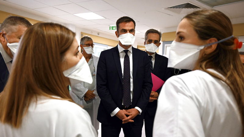 وزير الصحة الفرنسي أوليفييه فيران (وسط) يتحدث مع العاملين الصحيين خلال زيارة في منطقة «كوفيد-19» بمستشفى لا تيمون في مرسيليا. ■إي.بي.أيه