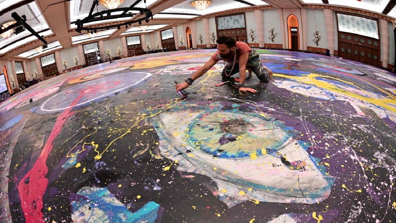 ساشا جافري يعكف منذ 7 أشهر على إنجاز لوحة.
أ.ف.ب