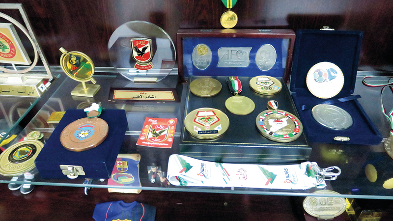 ميداليات حصل عليها المهيري من لاعبين ومنظمات رياضية.    الإمارات اليوم