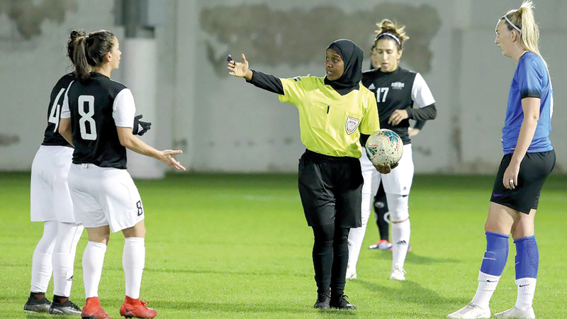 خلود الزعابي خلال إدارتها إحدى المباريات.