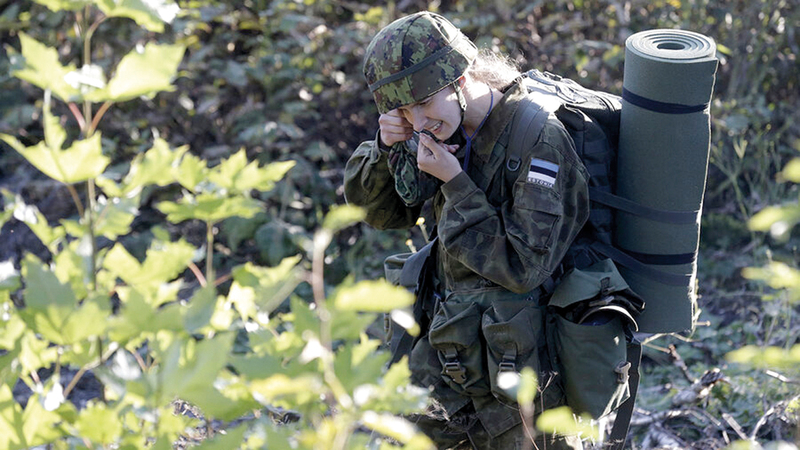 مجندة في الجيش الإستوني تخضع لتدريب عسكري مكثف.  عن المصدر