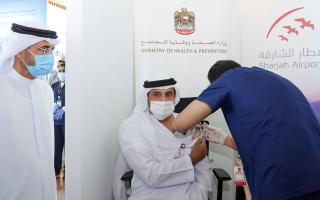 "الصحة" تعلن تطعيم العاملين في مطار الشارقة بالجرعة الأولى من لقاح كوفيد-19