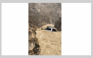 بالفيديو ...إنقاذ 5 أشخاص جرفتهم السيول في وادي شيص بالشارقة