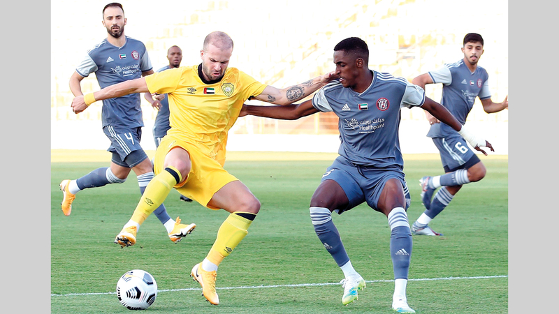 لاعب الوصل جواو فيغريدو يحاول المرور من مدافع الجزيرة خليفة الحمادي في مباراة ودية. من المصدر