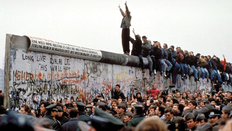 النشطاء تمكنوا أخيراً من تحطيم سور برلين.أرشيفية