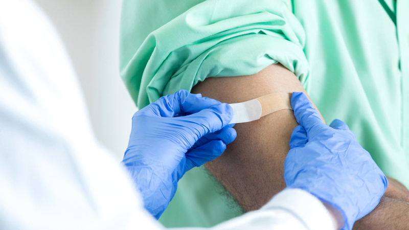 التطعيم يحدّ من احتمالية الإصابة المشتركة بالإنفلونزا و«كوفيد-19».  أرشيفية