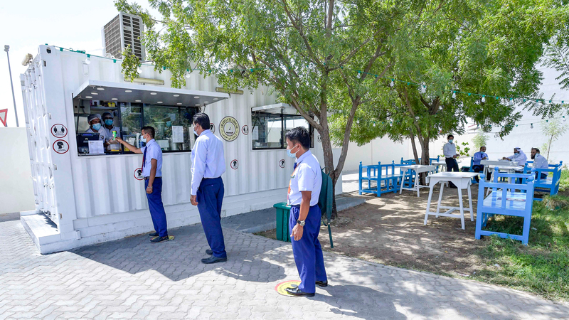 مقطورة الوجبات توفر الأكلات المفضّلة للسائقين.■ من المصدر