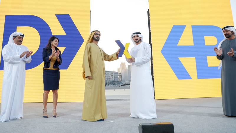 محمد بن راشد خلال الإعلان عن إطلاق الشعار الجديد لمطار دبي الدولي بحضور حمدان بن محمد وأحمد بن سعيد. من المصدر