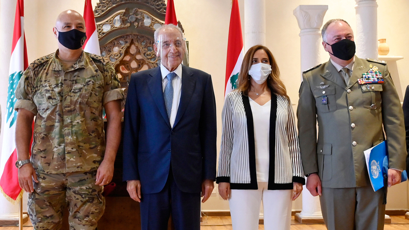 بري وإلى يساره عكر وكول وعن يمينه جوزيف عون في صورة جماعية عقب المؤتمر الصحافي أمس.■إي.بي.إيه