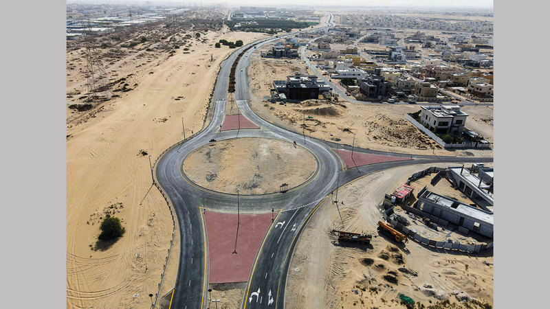 جانب من سير العمل في تنفيذ الطرق في «الخوانيج 2». من المصدر