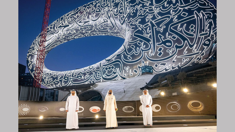 محمد بن راشد شهد وضع القطعة الأخيرة من متحف المستقبل بحضور حمدان بن محمد ومكتوم بن محمد. من المصدر