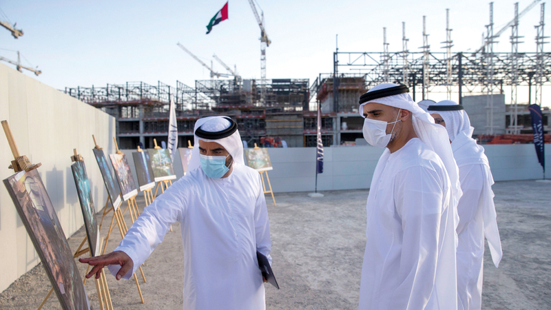 خالد بن محمد بن زايد يستمع إلى شرح عن تفاصيل المشروع الذي يتكون من طوابق عدة بمساحة إجمالية تصل إلى نحو 183 ألف متر مربع.وام
